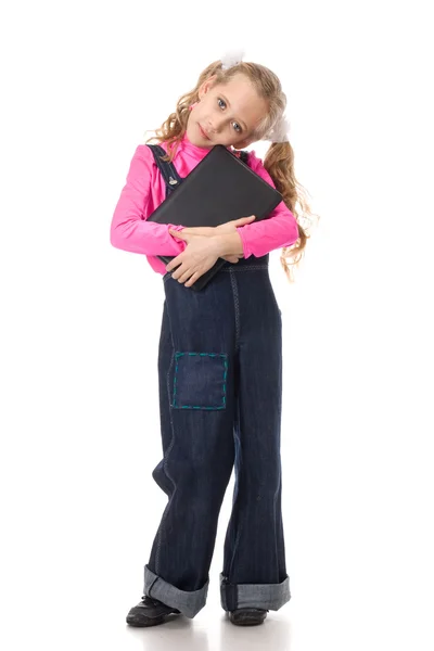 年轻的女孩，用黑色的笔记本电脑 — 图库照片