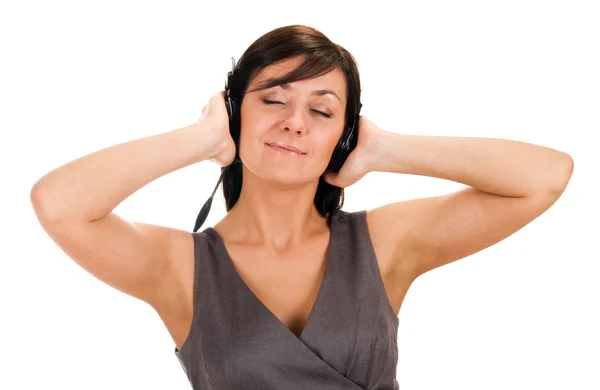 Hübsche junge Frau hört Musik — Stockfoto