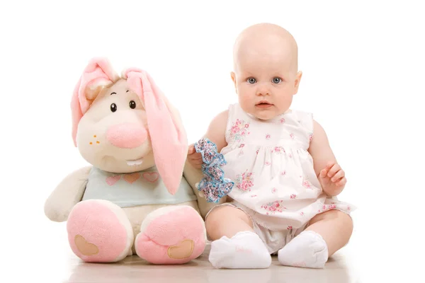 Mooie baby en konijn — Stockfoto