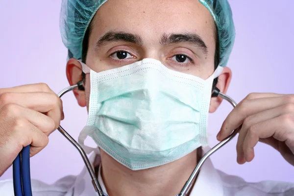 Портрет молодого лікаря зі стетоскопом . — стокове фото