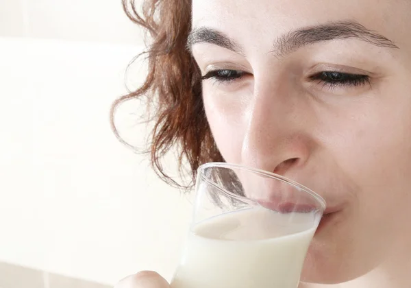 Giovane latte alimentare con cereali — Foto Stock