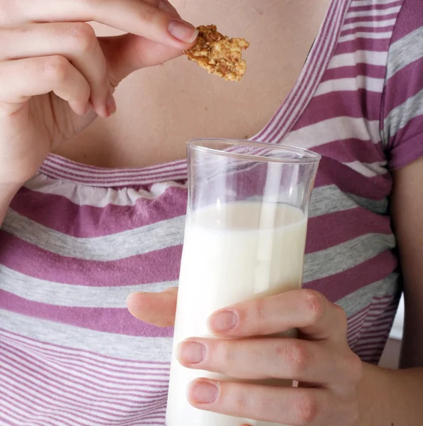 Młody jedzenia mleka ze zbóż — Zdjęcie stockowe