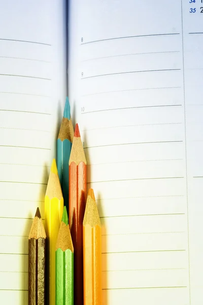 彩色铅笔和议程 — 图库照片