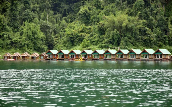 Huizen aan het water. Thailand. — Stockfoto