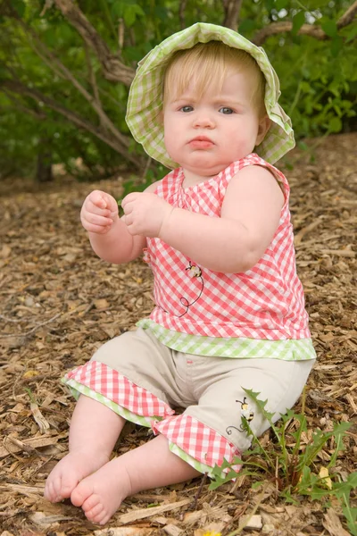 Маленькая девочка играет с одуванчиком — стоковое фото