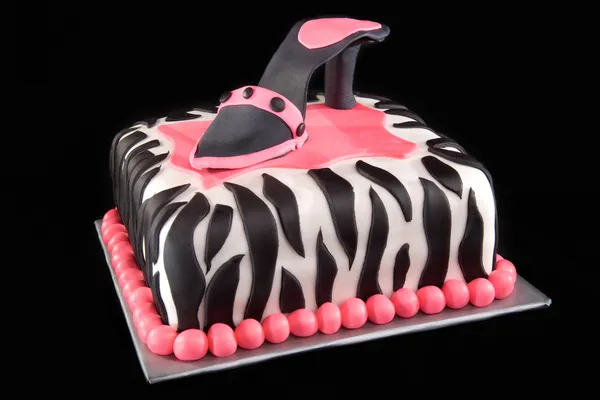 Hög klack skor på zebra print tårta — Stockfoto