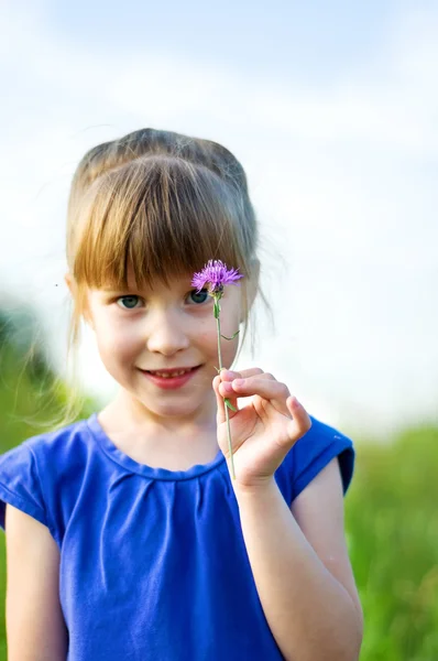 Meisje met bloem — Stockfoto