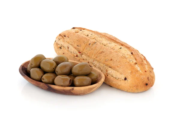 Оливковый хлеб и зеленые оливки — стоковое фото