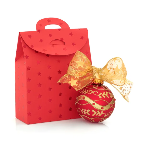 Kerst cadeau zak en bauble — Stockfoto