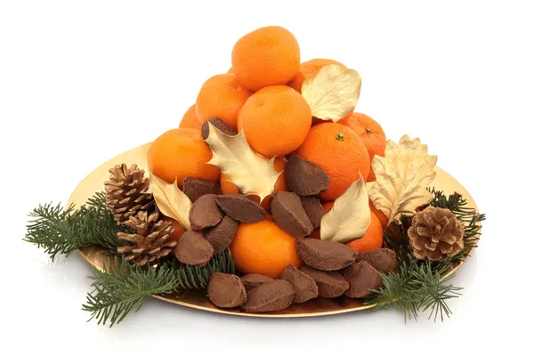 Рождественские фрукты и орехи — стоковое фото