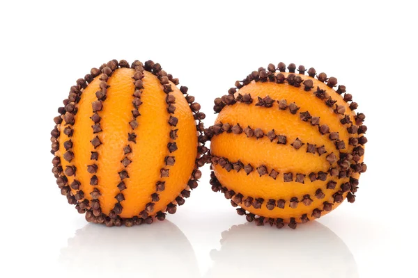 クローブとオレンジ色の果物 — ストック写真