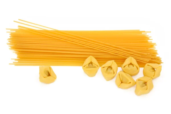 Makaron tortellini i spaghetti — Zdjęcie stockowe