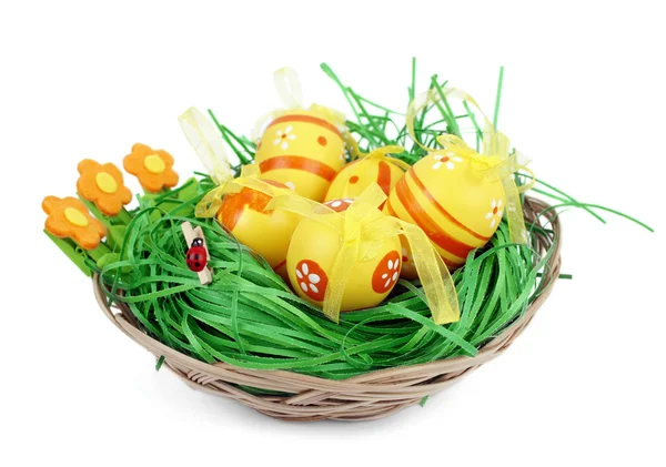 Ovos de Páscoa em uma cesta — Fotografia de Stock