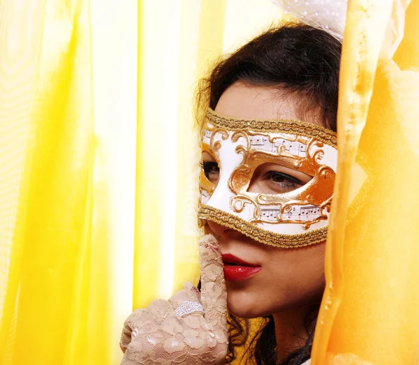 Kobieta noszenia maski karnawałowe — Zdjęcie stockowe