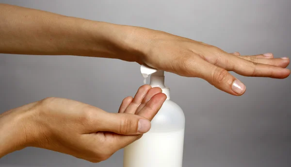 Применение жидкого мыла — стоковое фото