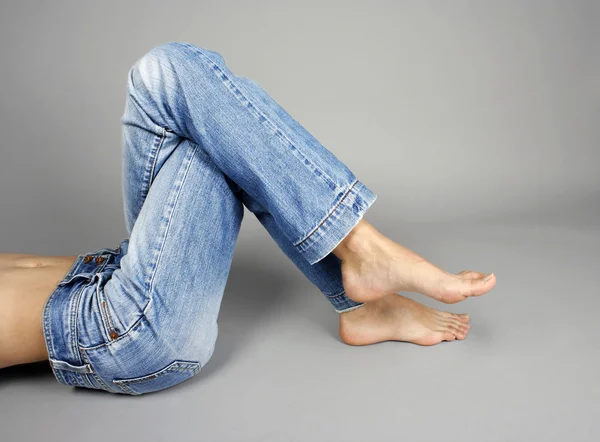 Štíhlá žena v modrých džínách — Stock fotografie
