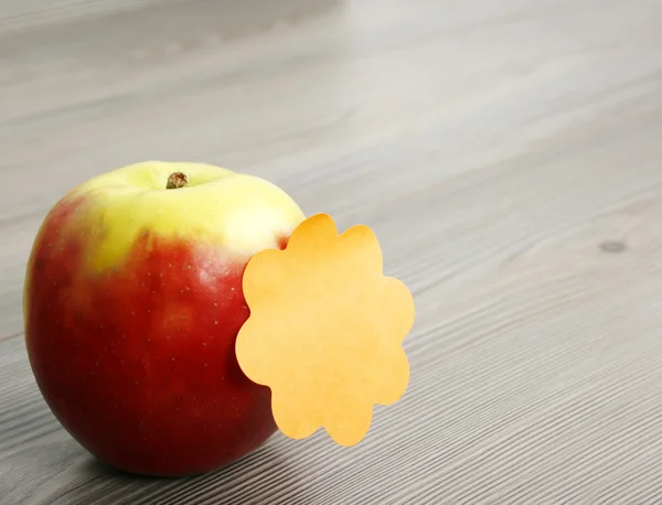 Яблоко и липкая нота — стоковое фото