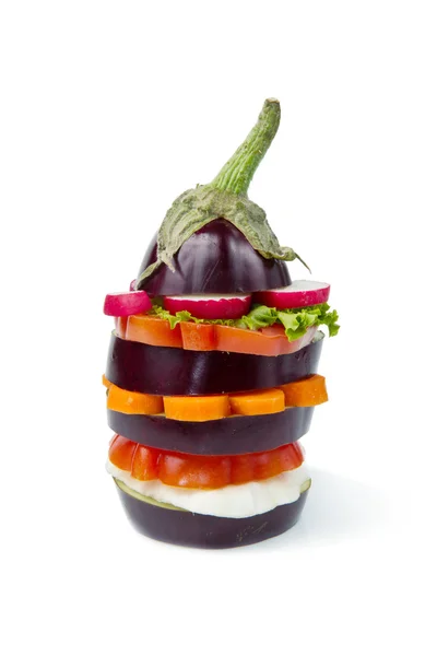 Auberginen mit frischem Gemüse — Stockfoto