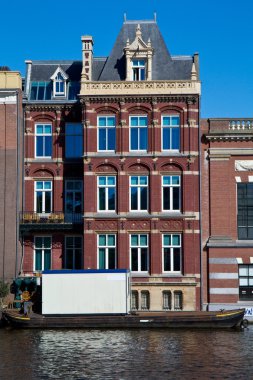 Amsterdam 'daki kanallardan biri.