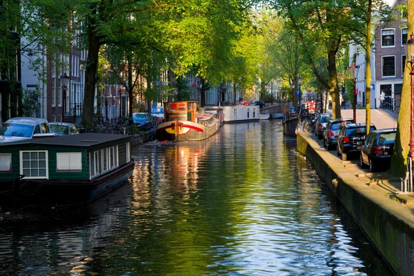 Um dos canais em Amsterdam — Fotografia de Stock