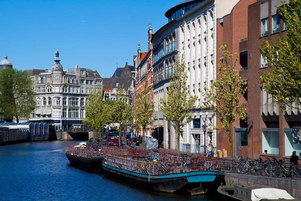 En av kanalerna i Amsterdam — Stockfoto