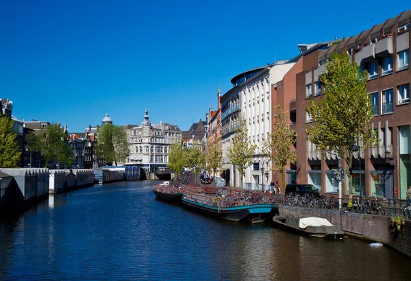암스테르담의 한 운하 — 스톡 사진