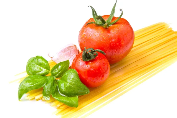 Espaguetis crudos con tomates —  Fotos de Stock