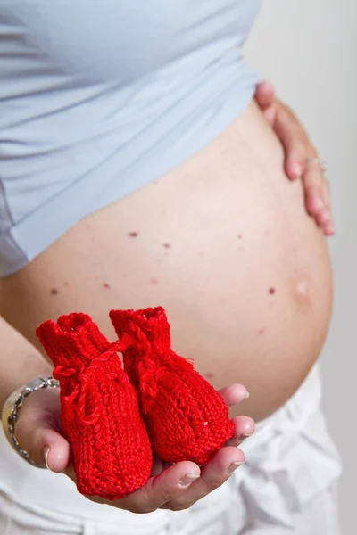 Jonge vrouw zwanger — Stockfoto