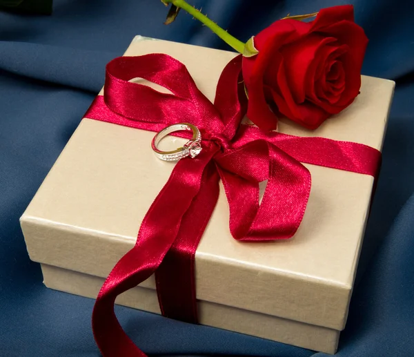 Krabičce a červené růže — Stock fotografie