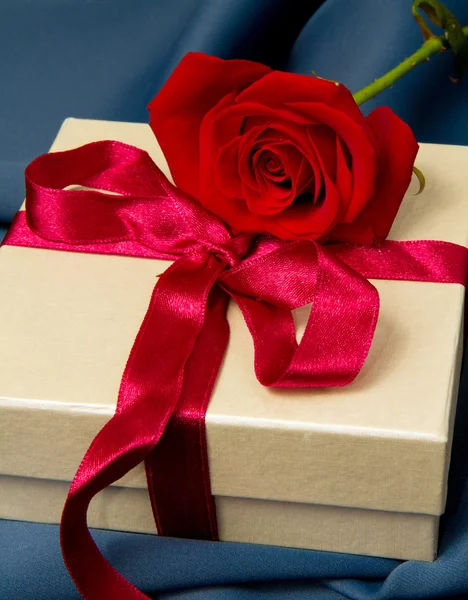 Scatola regalo e rosa rossa — Foto Stock