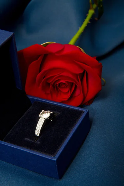 Rote Rose mit Ringen Geschenk — Stockfoto