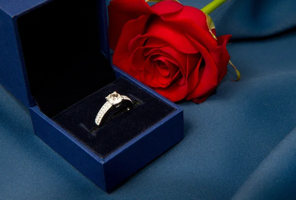 Rosa rossa con regalo dell'anello — Foto Stock