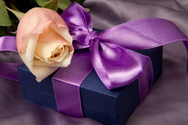 Lilac gift with rose — Stock Photo, Image