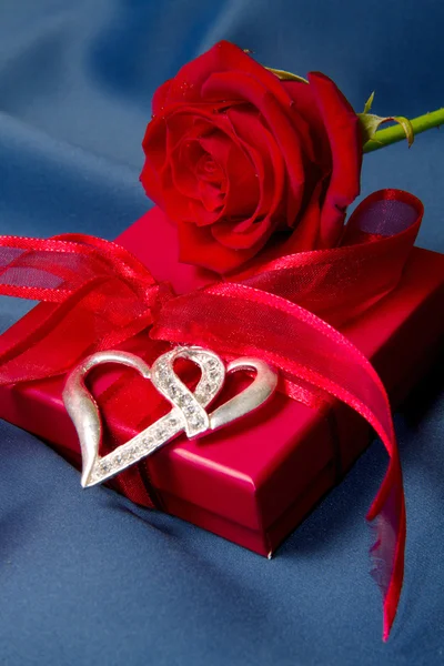 Present box and red rose — Stock Photo, Image