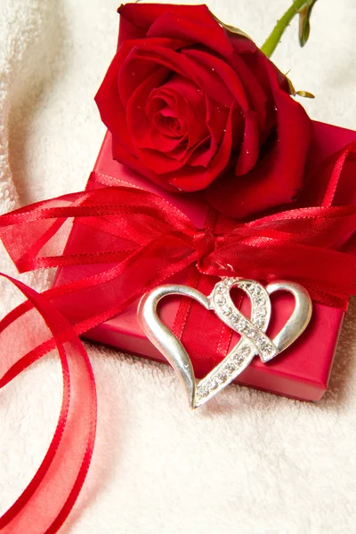 プレゼント ボックスと赤いバラ — ストック写真