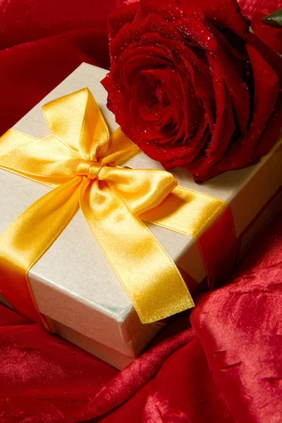 Present box and red rose — Stock Photo, Image