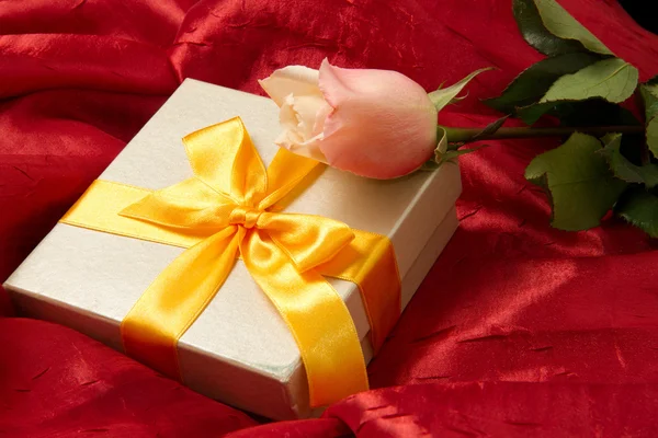 Подарок с розой — стоковое фото