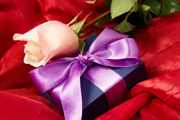 Lilac gift with rose — Stock Photo, Image
