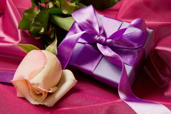 Liliowy prezent z różą — Zdjęcie stockowe