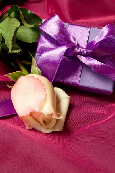 Lila geschenk met roos — Stockfoto