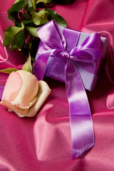 Regalo lilla con rosa — Foto Stock