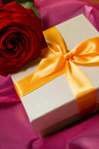 Caixa de presente e rosa vermelha — Fotografia de Stock
