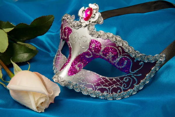 Карнавальная маска с розой — стоковое фото