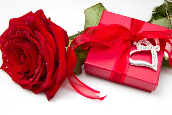 Настоящая коробка и красная роза — стоковое фото