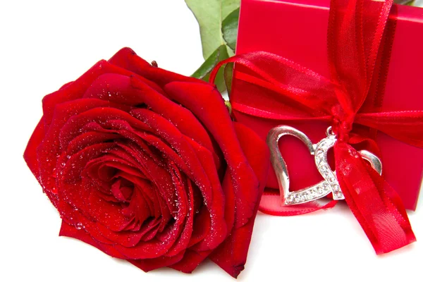 プレゼント ボックスと赤いバラ — ストック写真