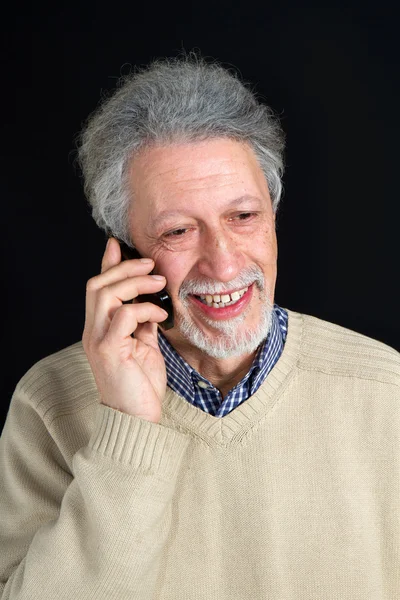 Зрілий чоловік говорить на своєму мобільному телефоні — стокове фото