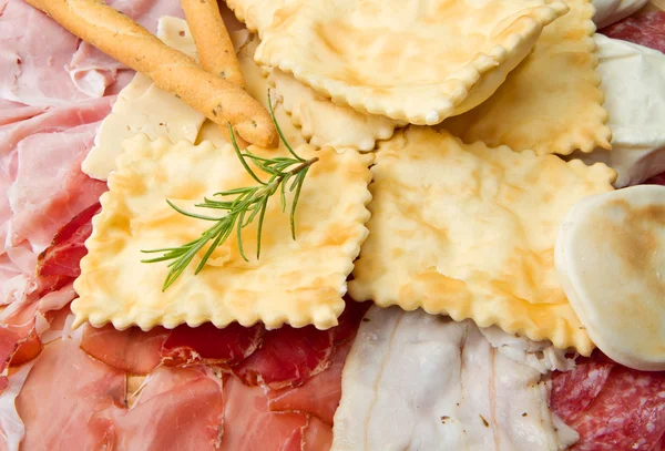 Prato de carnes curadas, queijos e bolinhos fritos — Fotografia de Stock