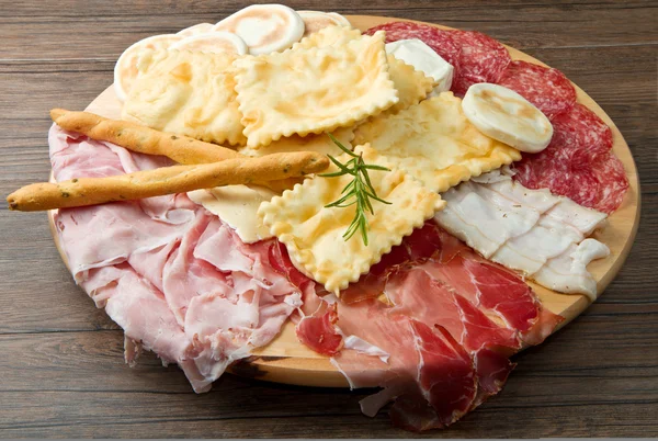 Platte mit Wurst, Käse und gebratenen Knödeln — Stockfoto