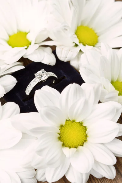 Ring and flower composition — Stock Photo, Image