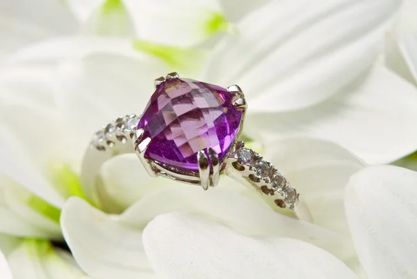 Gyűrű és a virág kompozíció — Stock Fotó